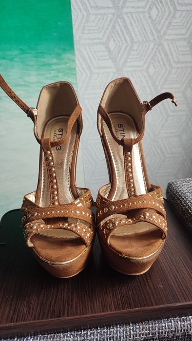 Босоніжки на танкетці натуральний замш  38р.