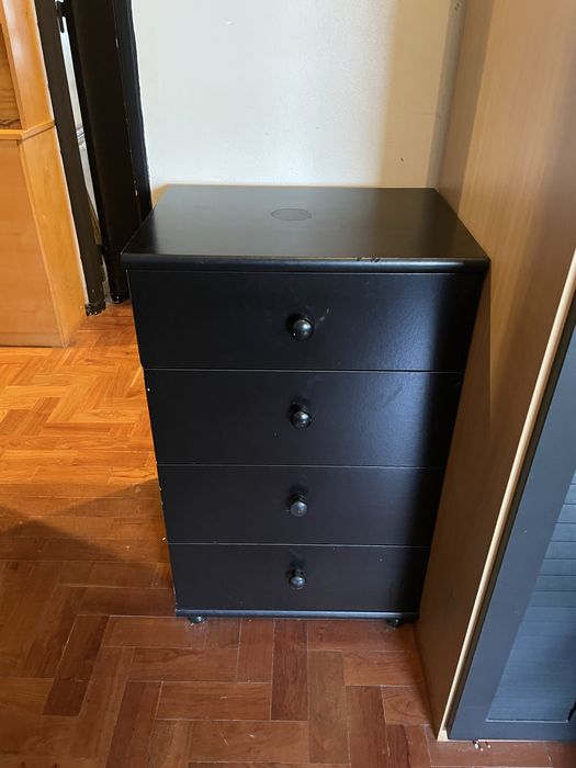 Cómoda preta de 4 gavetas.
