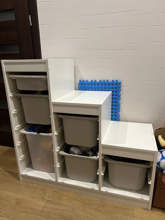 Regał ikea trofast z pojemnikami