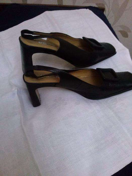 Босоніжки шкіряні .