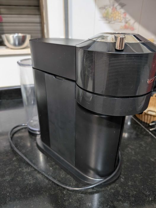 Máquina de Café Nespresso Vertuo Next – Original, Usada em Bom Estado