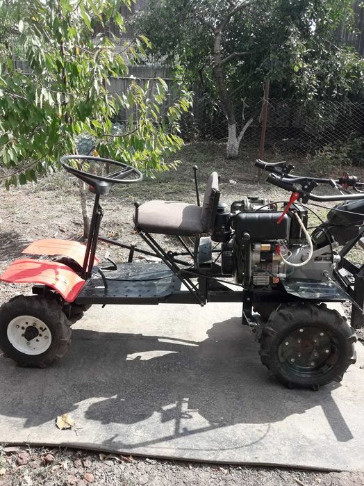 Мотоблок з переднім рульовим адаптером.