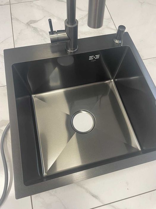 Мийка Lidz 5050 см чорна та змішувач з висувним виливом Kroner.