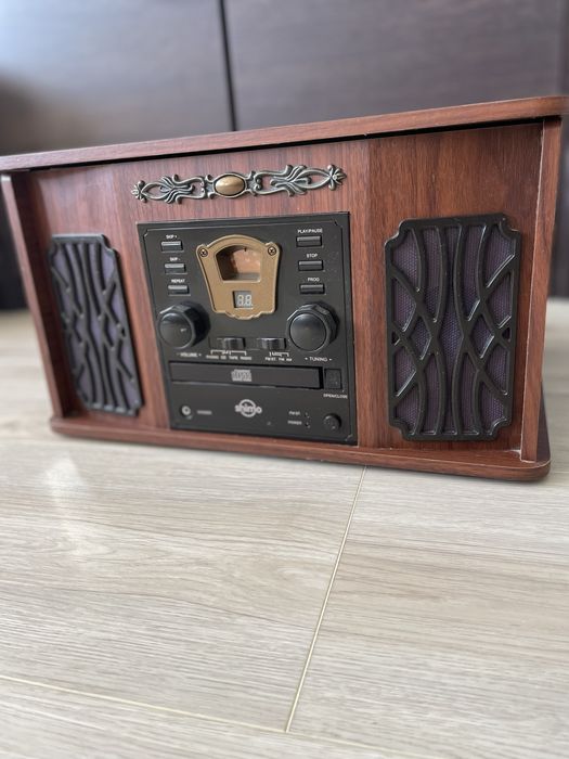 Radio retro z gramofonem , odtwarzaczem kaset magnetofonowych