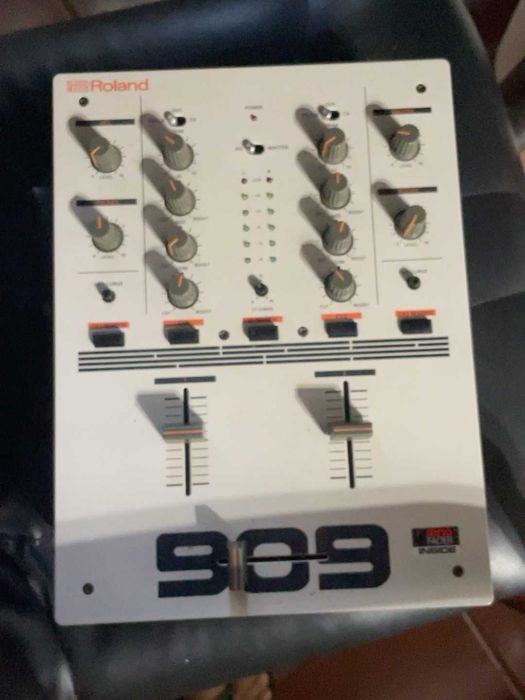 Mesa de mistura Roland DJ-99 – edição especial TR-909