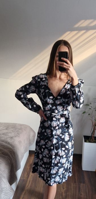 Czarna sukienka w kwiaty Miss Selfridge, rozmiar S, 100% wiskoza