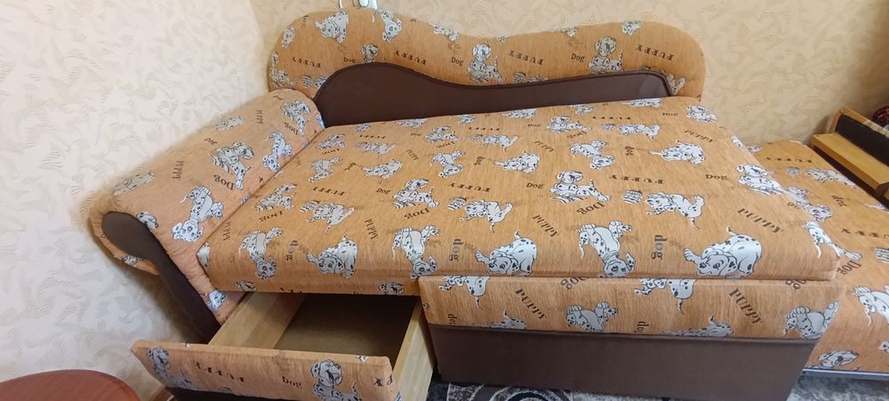 Дитяче ліжко-диван розкладне.