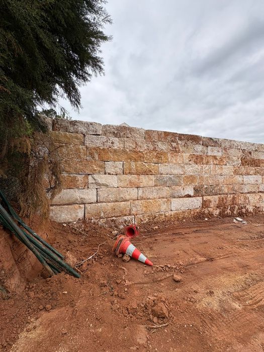 Muros em  blocos de pedra