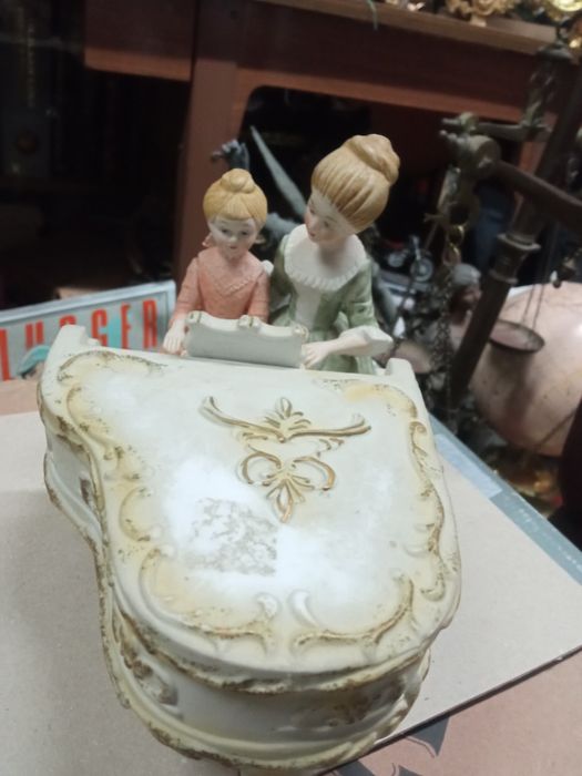 Lindíssimo piano,em porcelana fina. Ao mesmo tempo é uma cx de música.