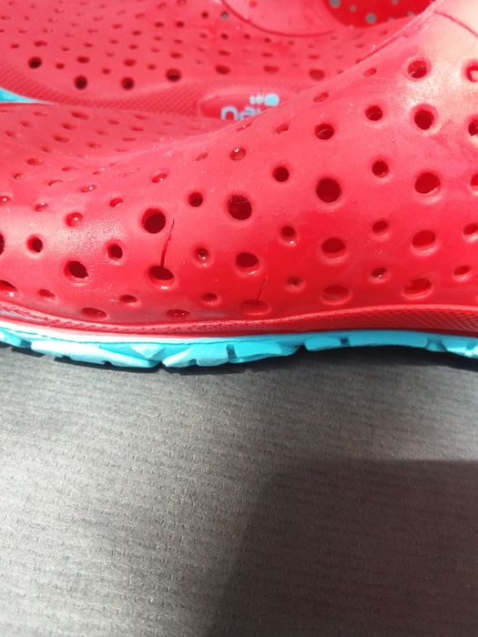 Продам аквашузы, тапочки для пляжа.