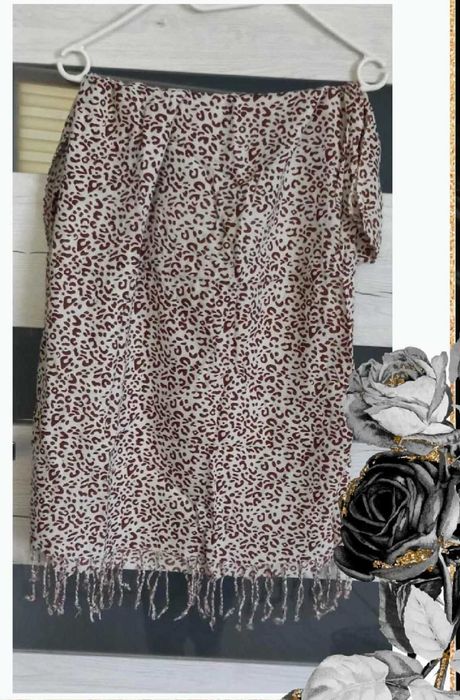 szal z printem leoparda. Długość 170 cm, szerokość 55 cm.