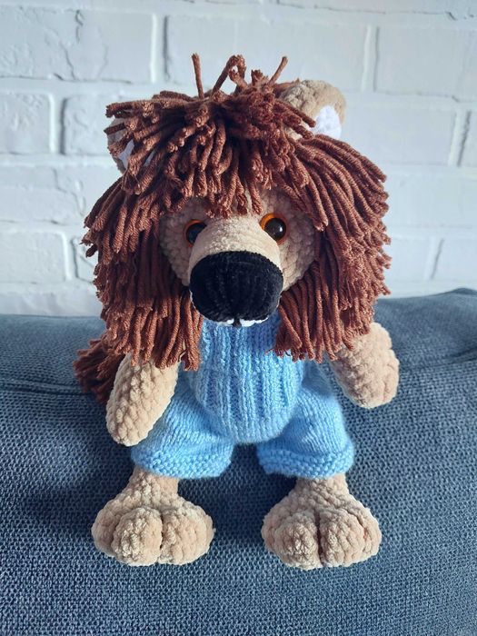 В'язаний Лев у комбінезоні (амігурумі)