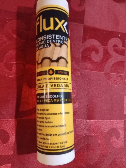 Cola e veda para telhas