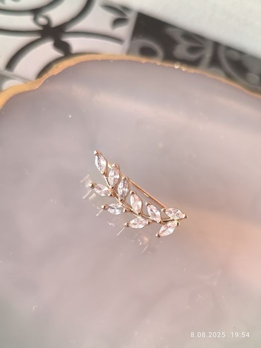 Nausznica w kolorze zlota z kryształkami