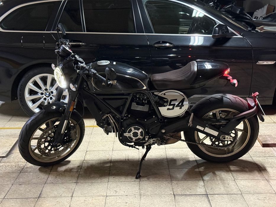 DUCATI SCRAMBLER CAFÉ RACER 2017 com 7.000 km. Já foi estrela de televisão. Agora pode ser tua.