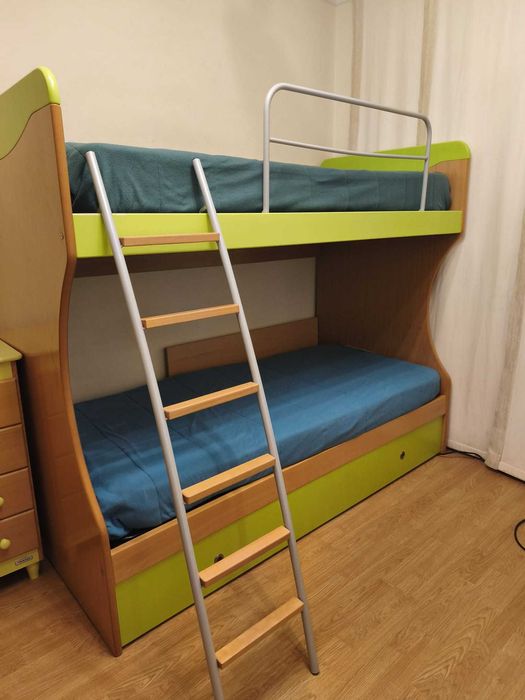 BELICHE TRIO 90x190cm c/ Gavetão Elevatório e CÓMODA TRAMA - 4 Gavetas