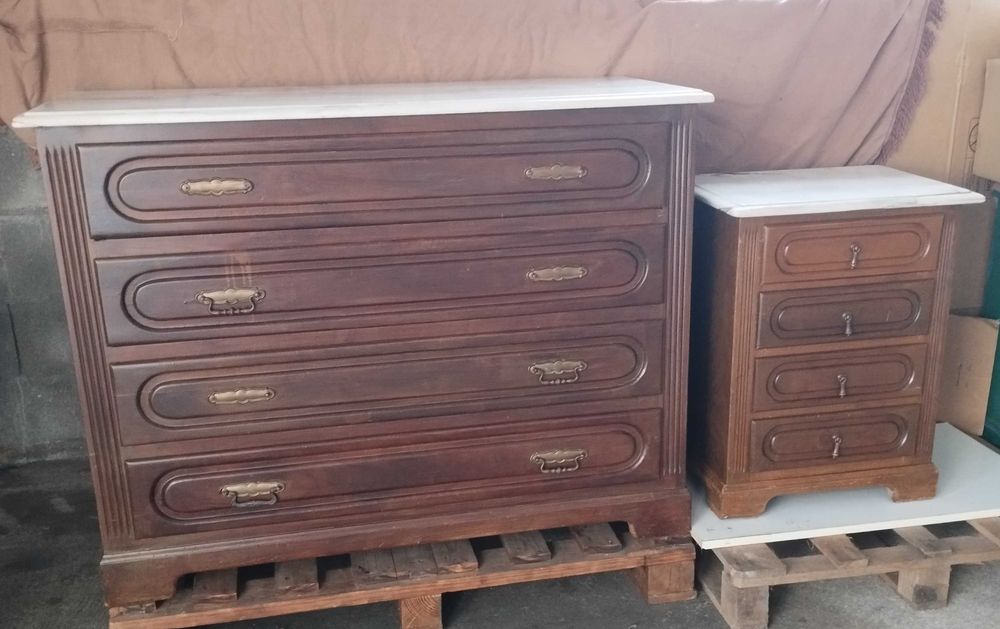 Cómoda e mesa de cabeceira com tampo em mármore, peças usadas