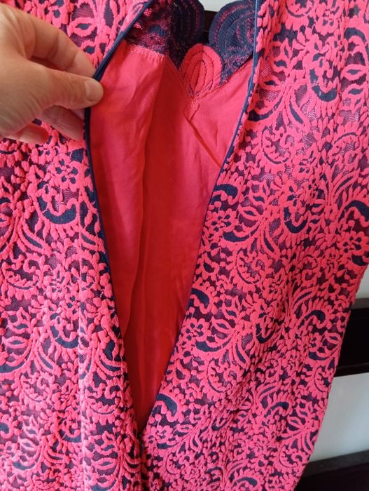 Elegancka koronkowa malinowa