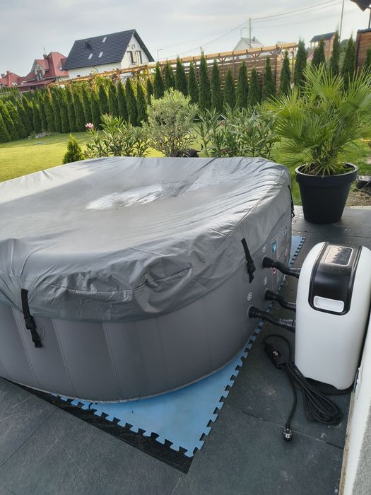 Prawie nowe jacuzzi