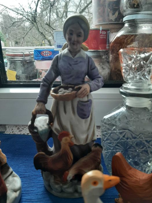 figurka z kogutem i z osiolkiem