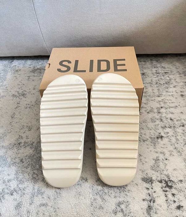 adidas Yeezy Slide / 39