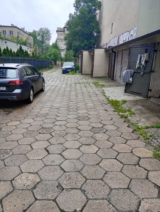 garaż w zabudowie szeregowej