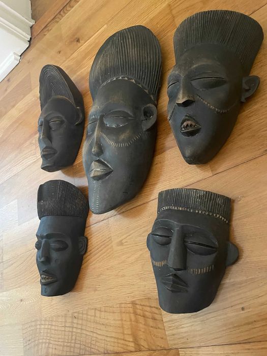 Conjunto de 5 mascaras Africanas vintage, peças artesanais esculpidas em madeira