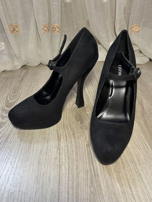 Нові фірмові туфлі на каблуку