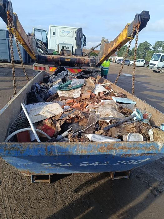 CARRINHAS com e sem ajudantes p/carregar entulho e todo o tipo de lixo