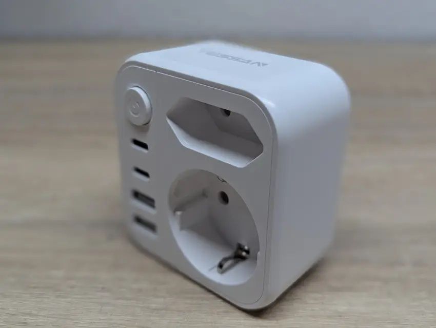 Дорожный адаптер TESSAN 806UK