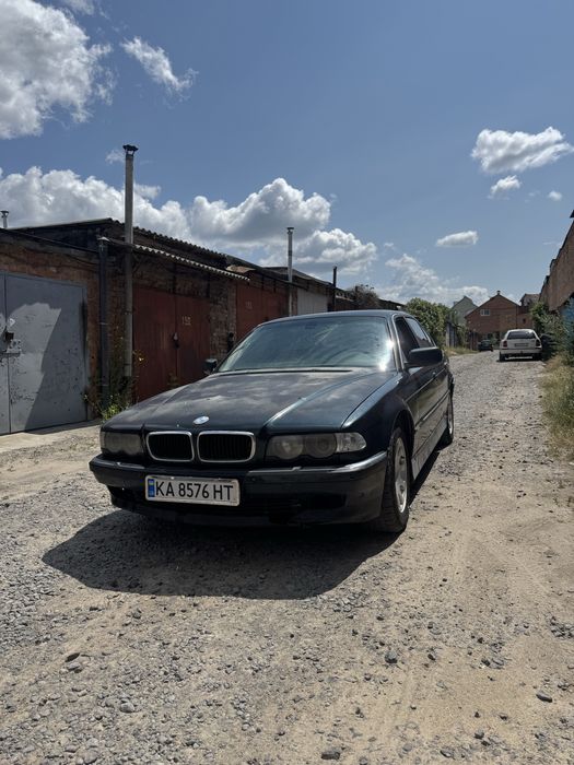 BMW e38 740i.