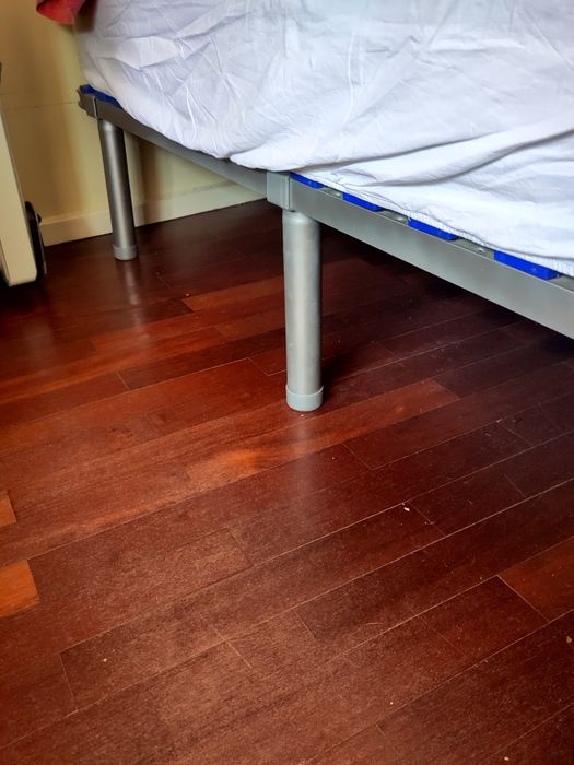 Vendo cama constituida por estrutura e pés metalicos