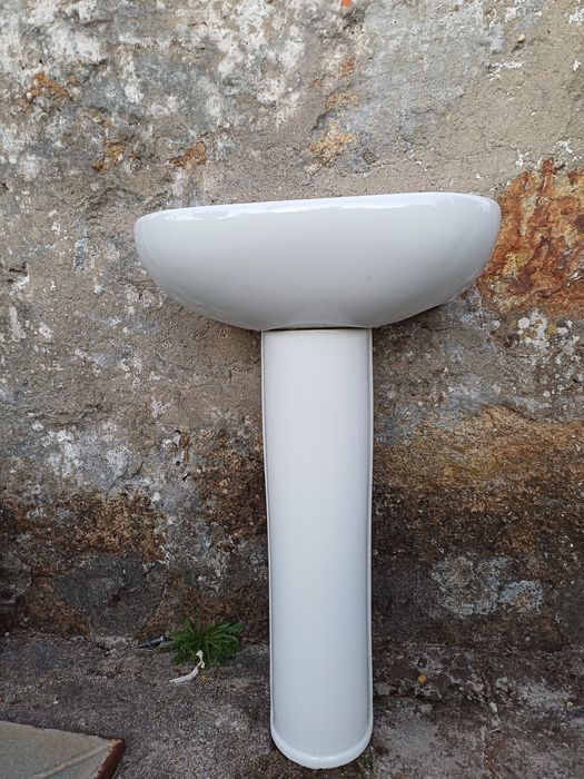 Lavatório com pé em bom estado