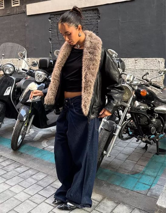 Куртка зі штучної шкіри з хутряним коміром