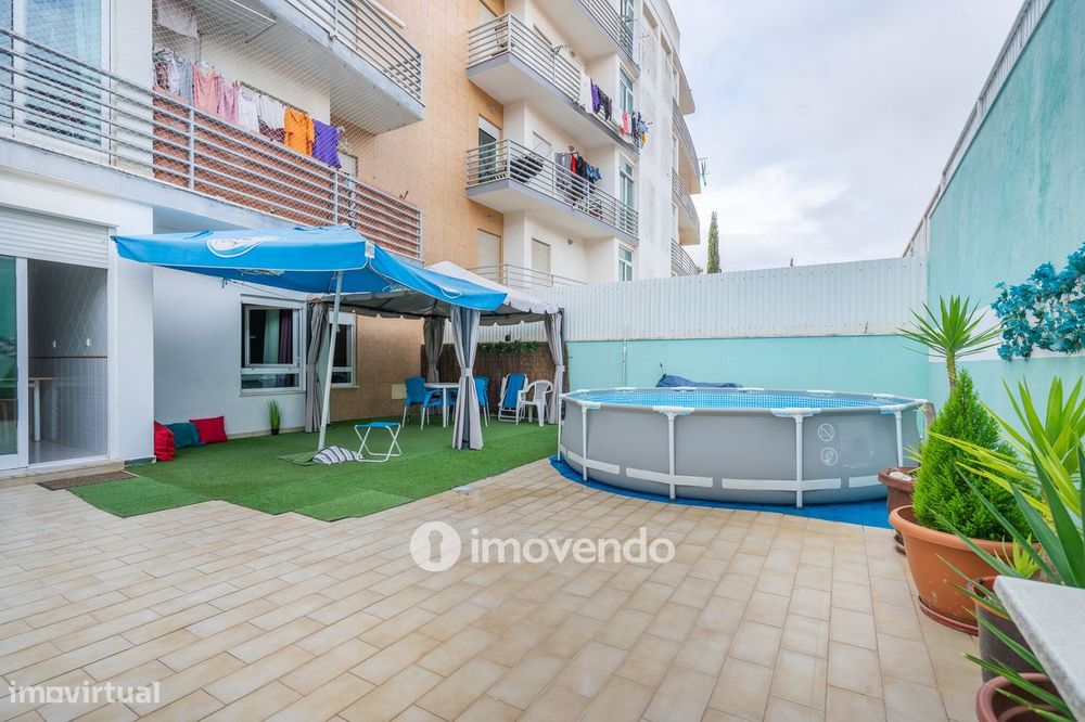 Apartamento T2 com estacionamento e terraço, em Vialonga
