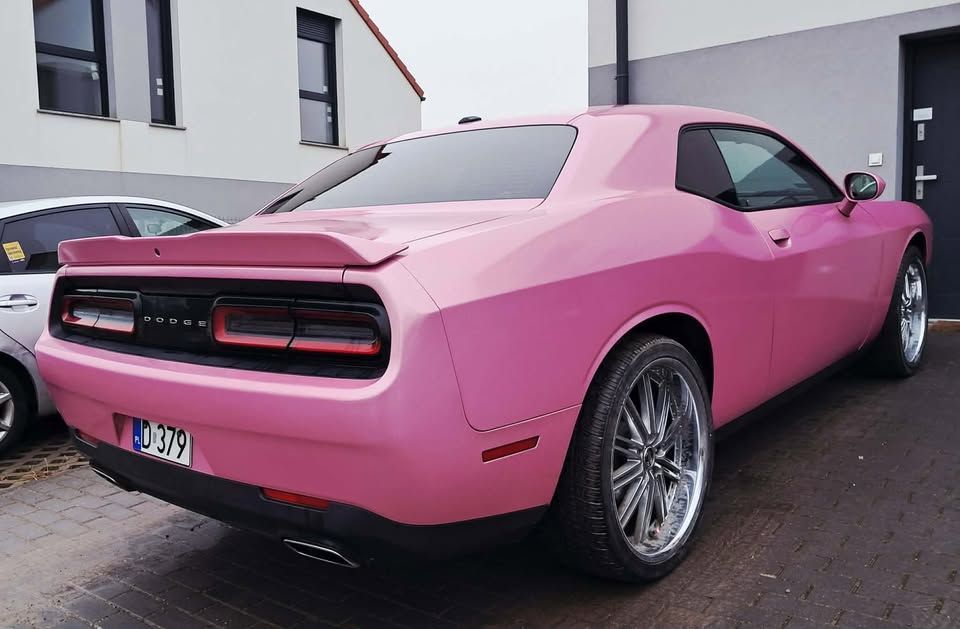 Dodge Challenger NAJNIŻSZY PRZEBIEG , super kolor różowy, 6 lat w jednych rękach w PL