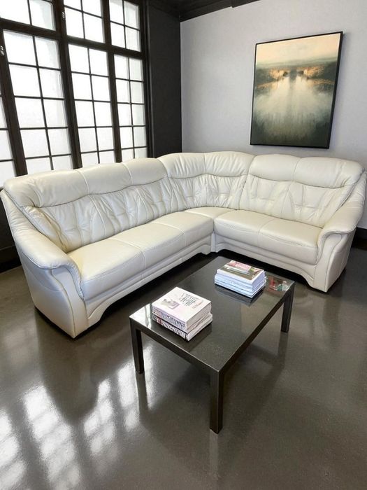 Диван шкіряний розкладний.