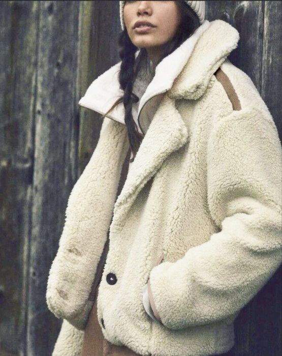 Шубка-бомбер тедді бежевого кольору на гудзиках, підкладка віскоза