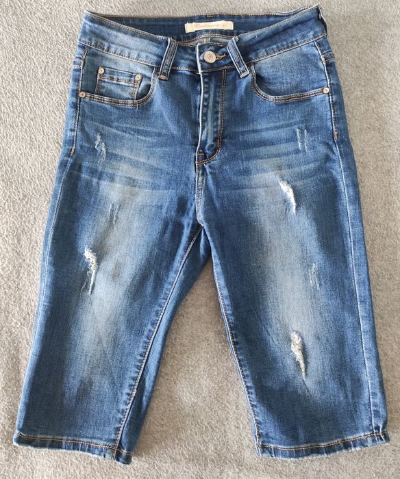 Jeansy ¾ z przetarciami