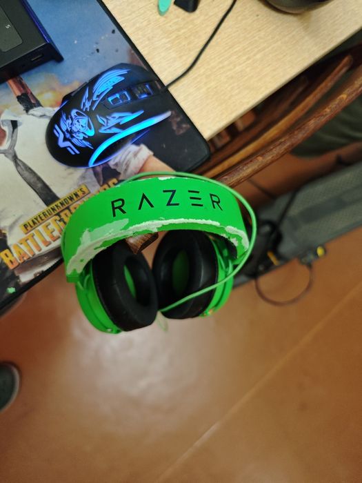 Клавиатура и наушники Razer.