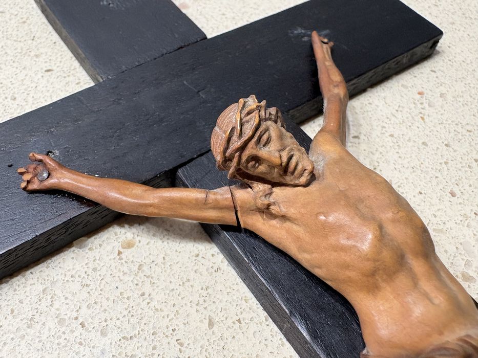 Antigo crucifixo do Sec XIX com magnífica escultura de Cristo