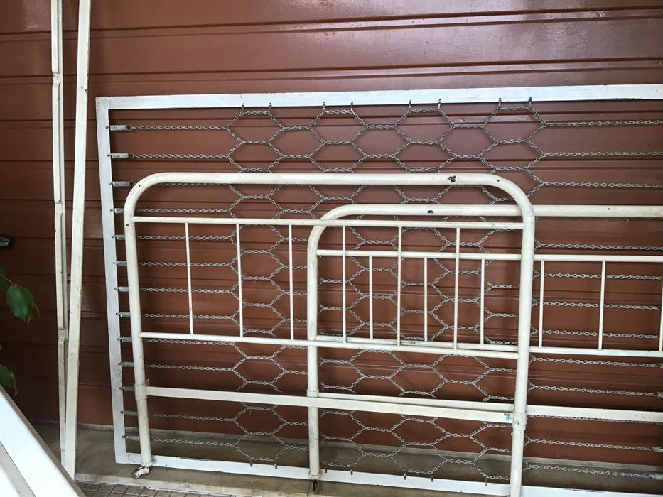 Cama de ferro e estrado de molas