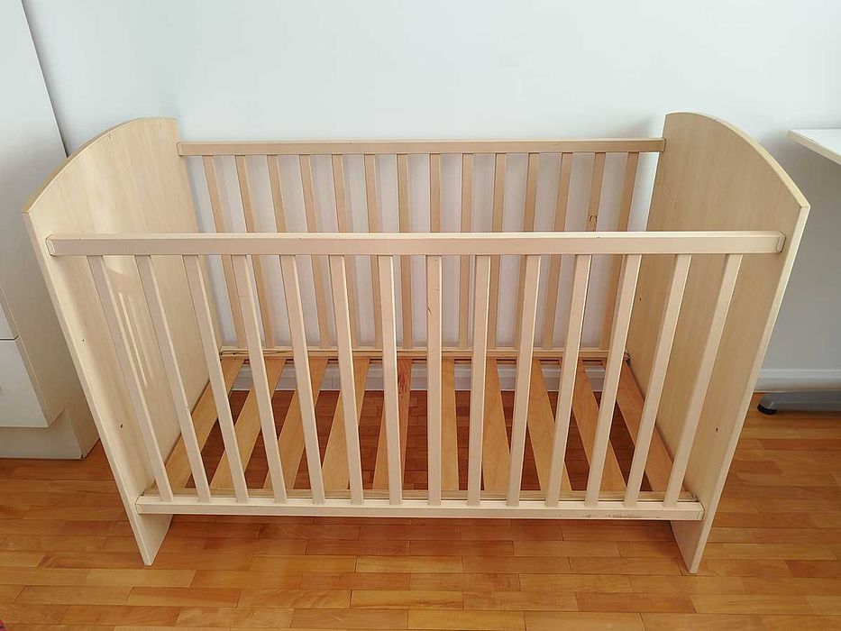 Cama de Bebé em madeira com colchão.