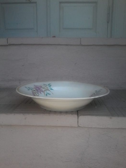 Тарелки десертные, закусочные и суровые.