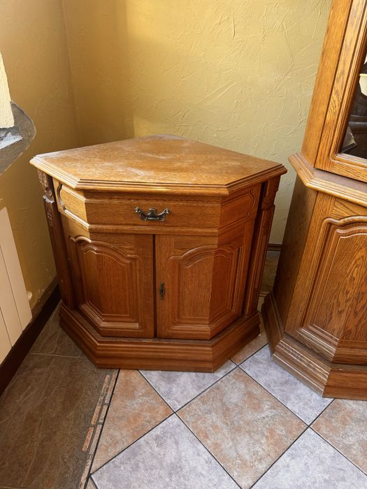 Сервант деревяний у доброму стані!