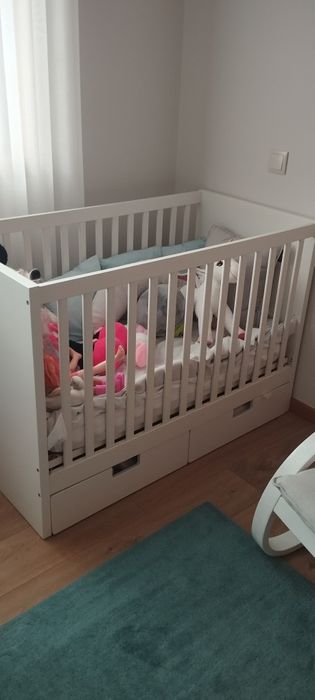 Berço branco com gavetas e colchão