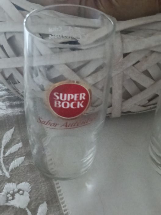 Copos e pequena caneca colecionáveis