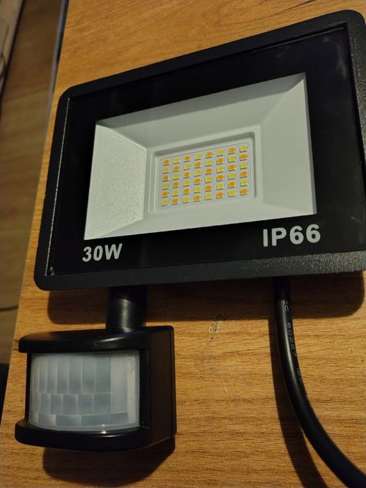 Naświetlacz LED o mocy 30W z czujnikiem ruchu. Pilot w zestawie