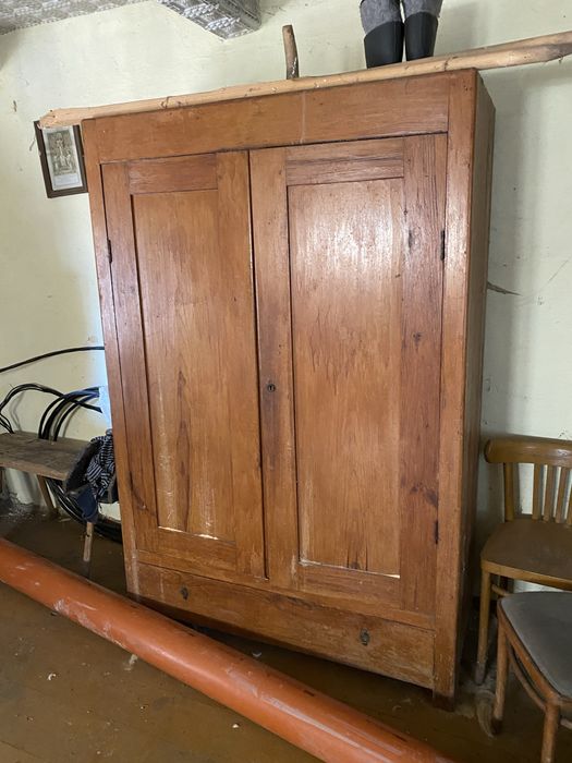 Stara duża szafa z litego drewna