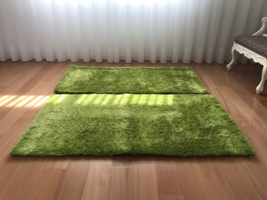 Conjunto de dois tapetes verdes de pelo comprido
